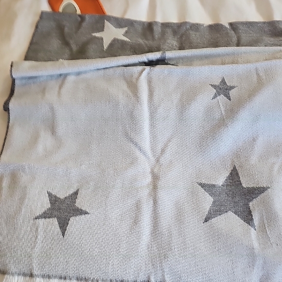 Gray Star Patterned Scarf - Picture 5 of 5